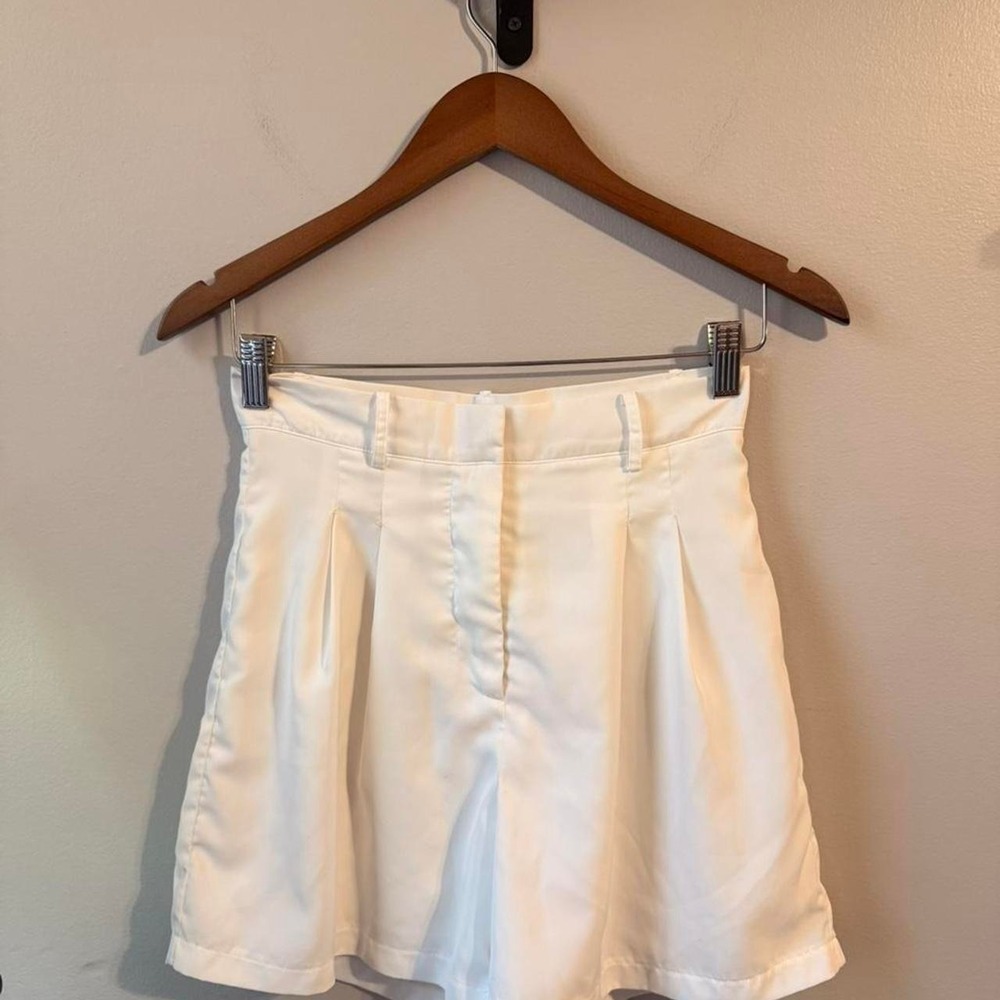 Princess Polly Preppy white pleated shorts Size 4